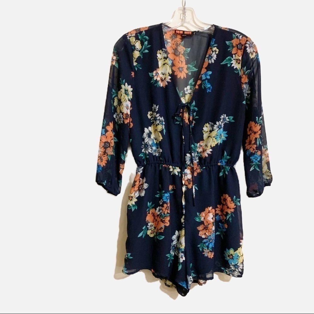 Love Tree Loose Flowing Lined V-Neck with Tie Blue Floral Print Romper. Size M